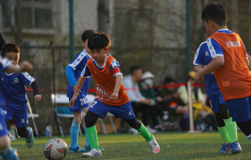 武昌足球培训机构分享颠球的技巧